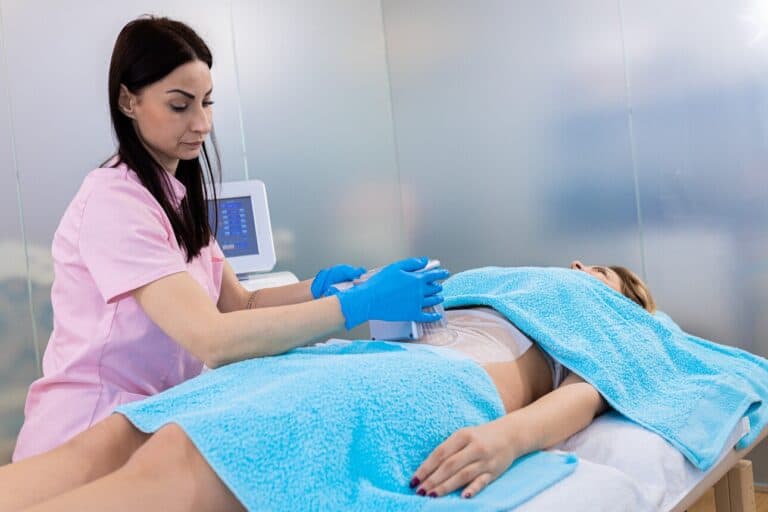 woman having coolsculpting treatment in a clinic