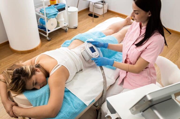 woman getting cryolipolysis treatment